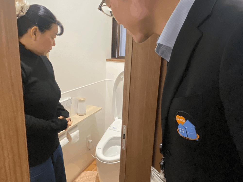 完成したトイレを確認するお客様