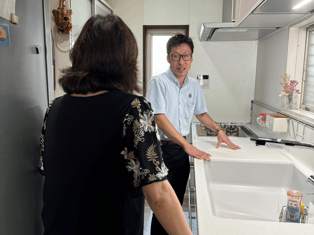 完成したキッチンを確認するお客様